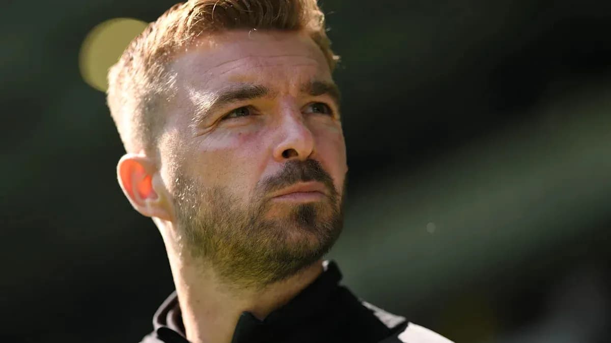 Entrenador observando desde la línea de banda