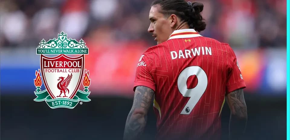 Darwin Núñez con camiseta de Liverpool en el campo