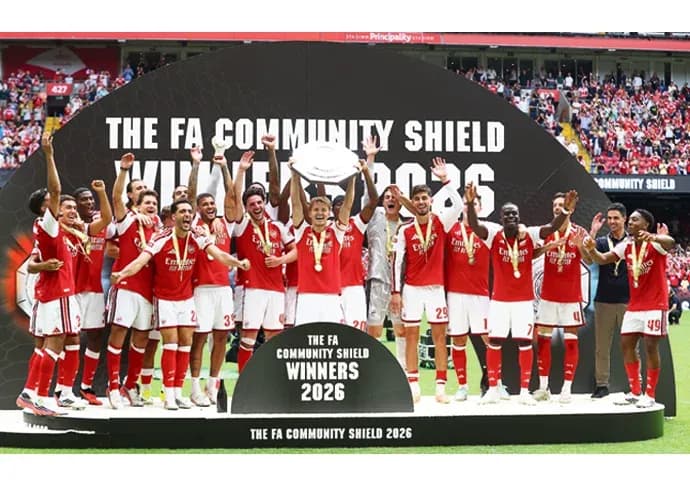 Equipo de Arsenal levantando el trofeo de la FA Community Shield 2026