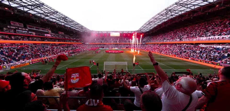 Aficionados celebrando en el estadio Red Bull