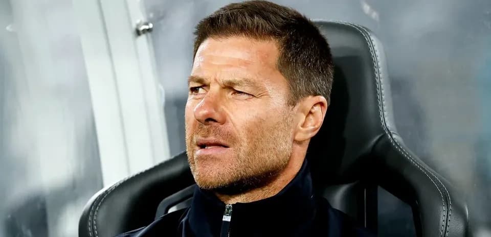 Entrenador sentado en el banquillo durante el partido