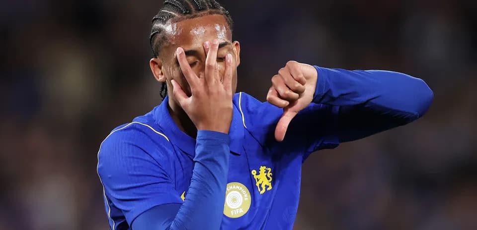 Jugador de Chelsea mostrando gesto de desaprobación