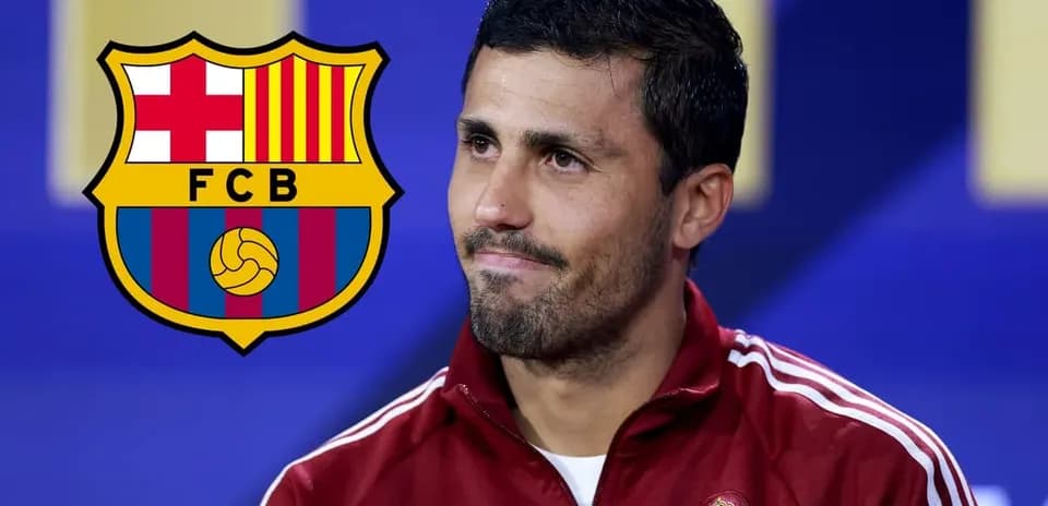 Jugador sentado en conferencia con logo del FC Barcelona