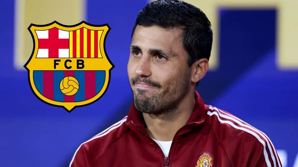Jugador sentado en conferencia con logo del FC Barcelona