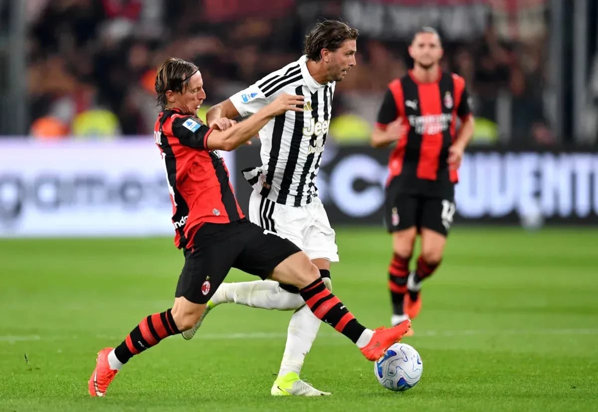 Jugador de AC Milan derribando a jugador de Juventus