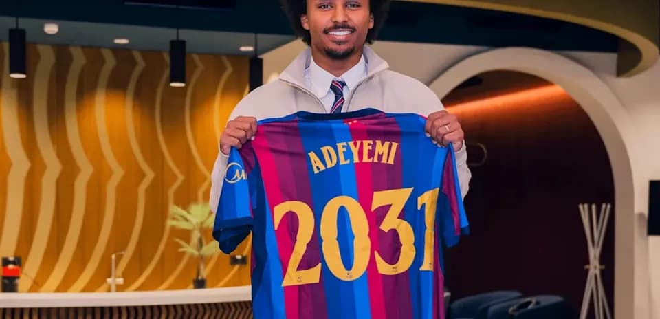 Jugador sosteniendo camiseta del Barcelona con nombre Adeyemi