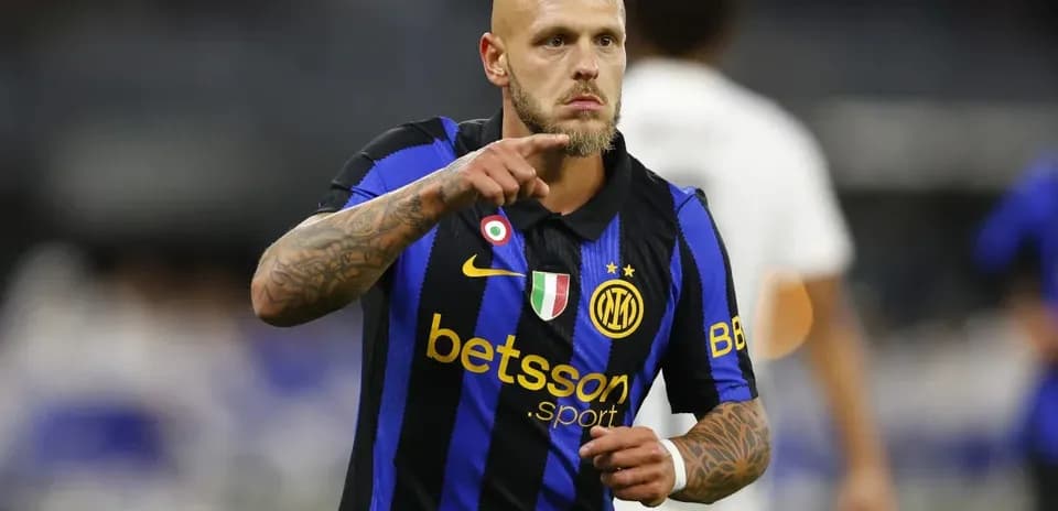 Jugador señalando durante partido con camiseta del Inter