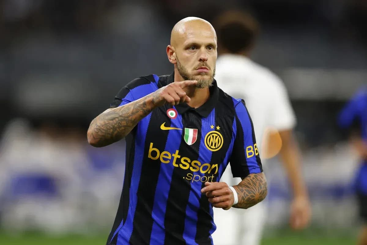 Jugador señalando durante partido con camiseta del Inter