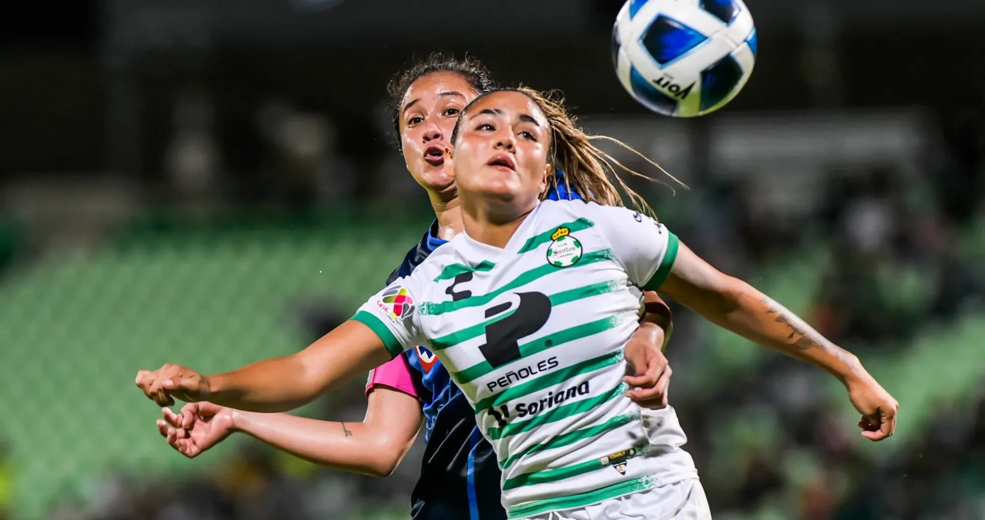 Jugadoras compitiendo por el balón en el partido