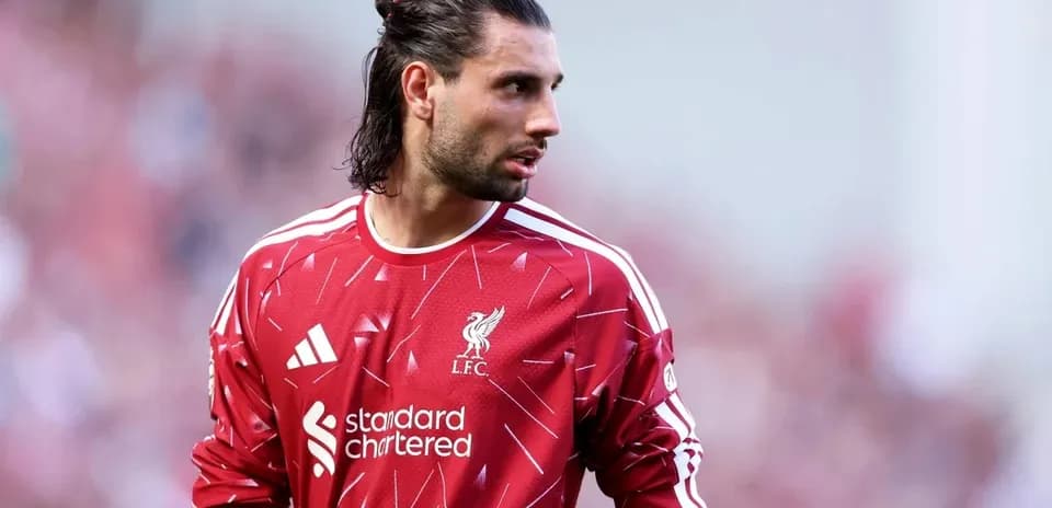 Jugador de Liverpool con camiseta roja en el campo