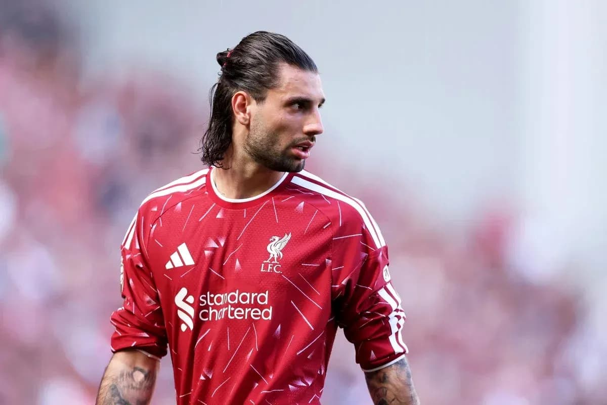 Jugador de Liverpool con camiseta roja en el campo
