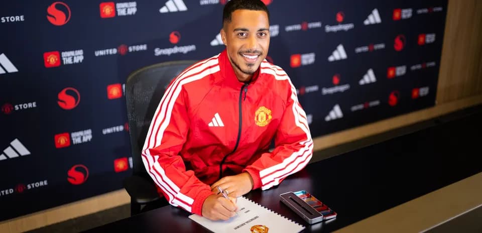 Jugador firmando contrato en presentación de club