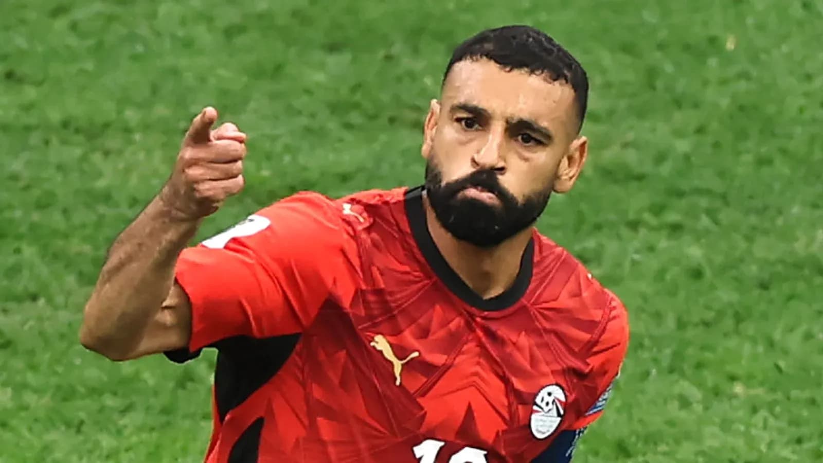 Jugador de Egipto señalando durante el partido