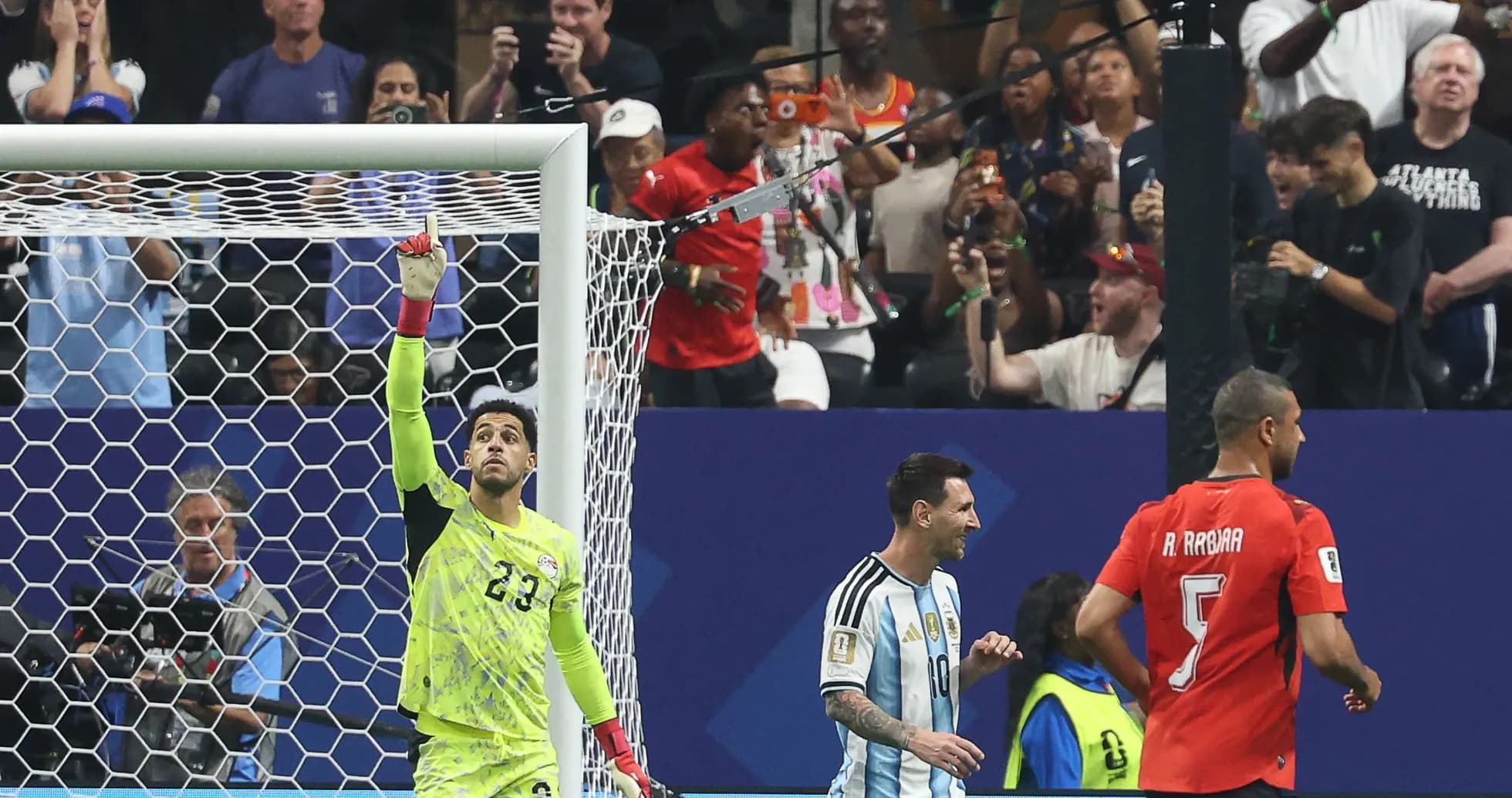 Portero levantando la mano durante partido de fútbol