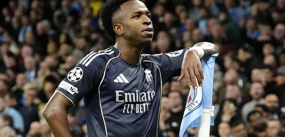 Jugador de Real Madrid junto a esquina del campo