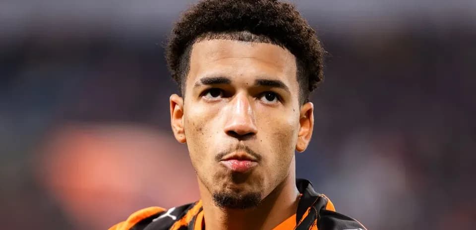 Jugador con camiseta naranja en el campo