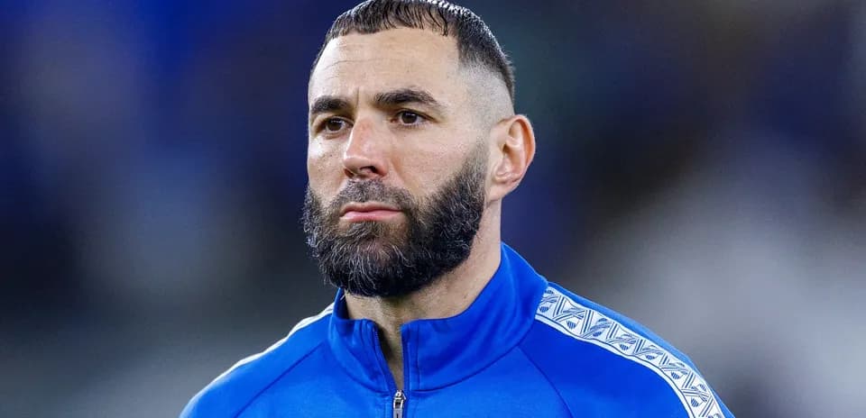 Jugador en uniforme azul mirando al frente
