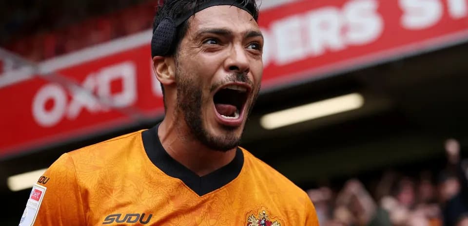 Jugador celebrando con entusiasmo en el estadio