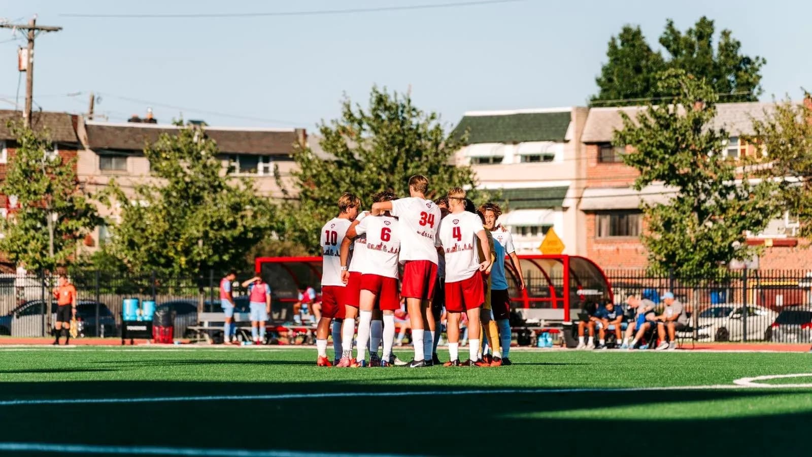 Equipo de fútbol en círculo antes del partido