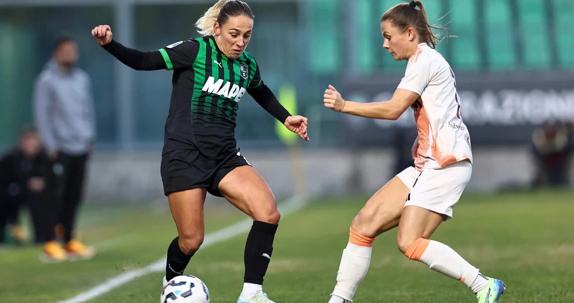 Jugadoras de Sassuolo y Roma compitiendo por el balón