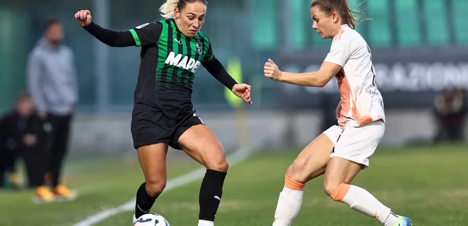 Jugadoras de Sassuolo y Roma compitiendo por el balón