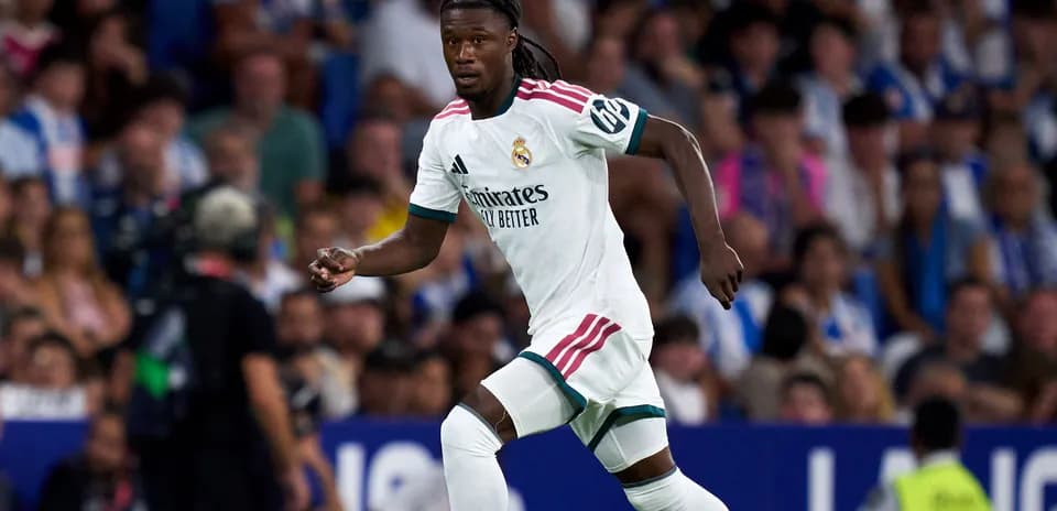 Jugador de Real Madrid corriendo en el campo