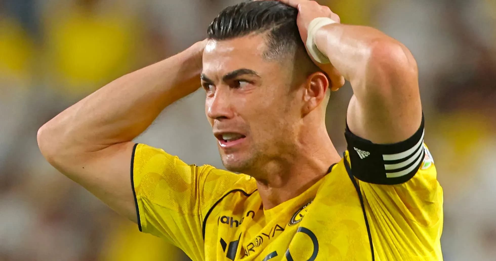 Jugador sosteniendo la cabeza durante el partido