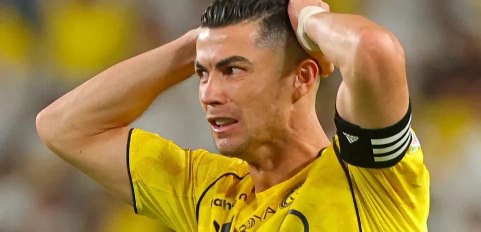 Jugador sosteniendo la cabeza durante el partido
