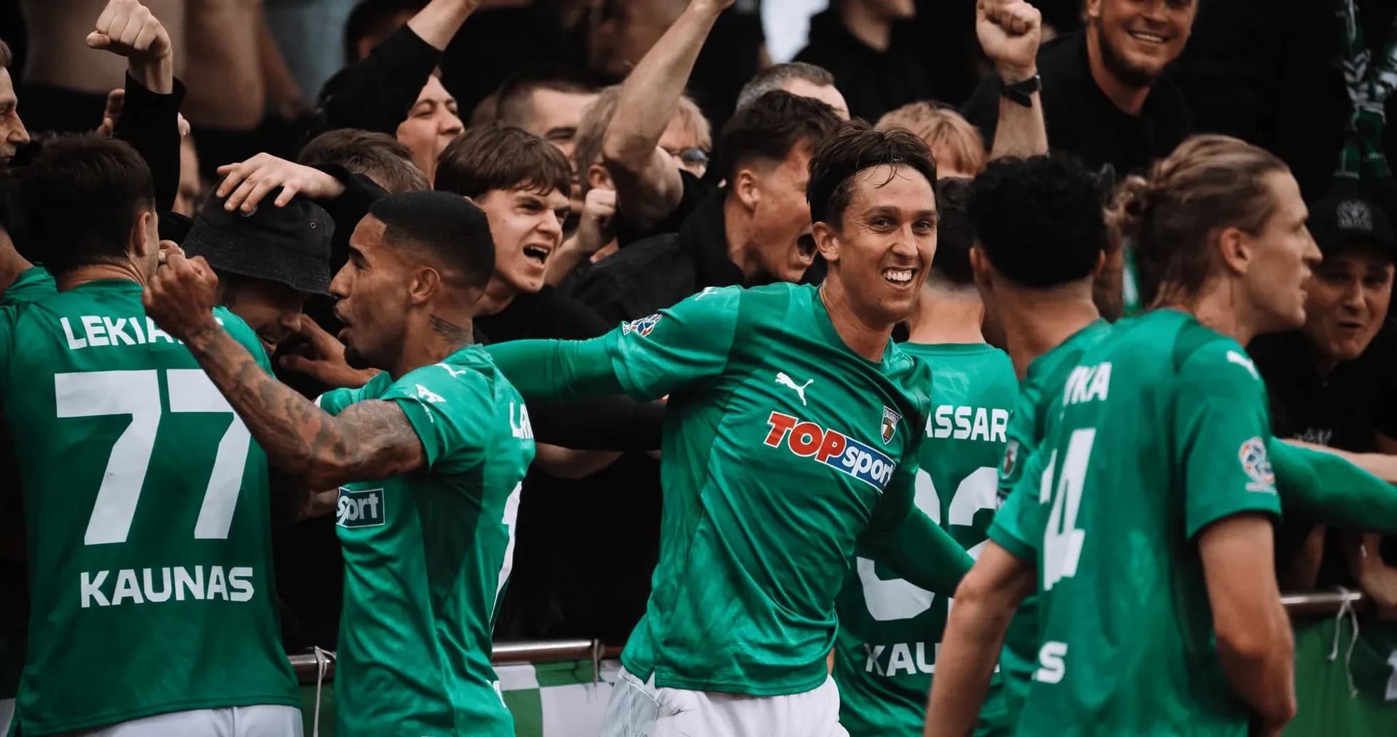 Jugadores de Kauno Žalgiris celebrando con aficionados