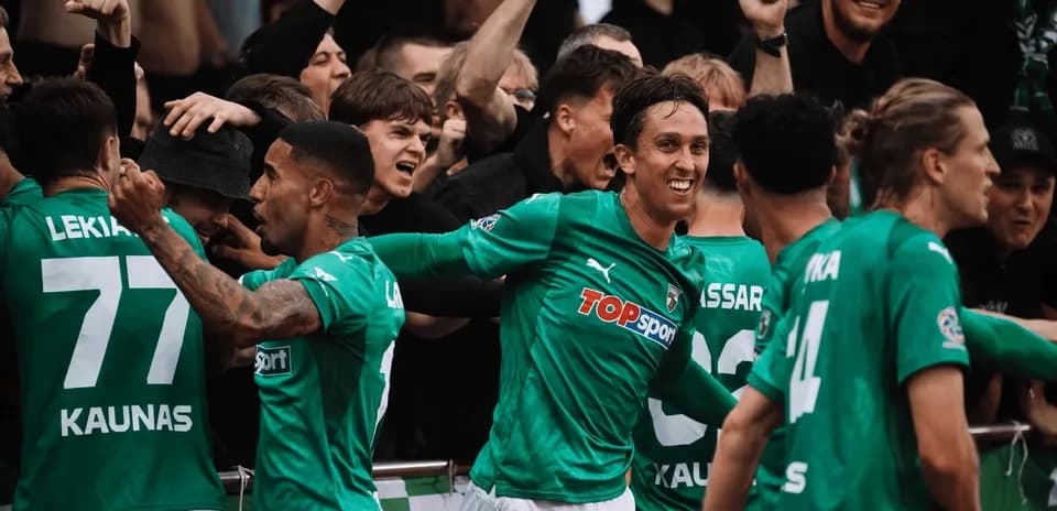 Jugadores de Kauno Žalgiris celebrando con aficionados