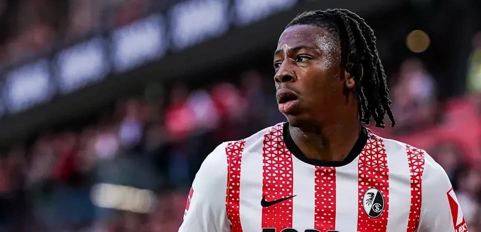 Jugador de fútbol con camiseta de SC Freiburg en el campo