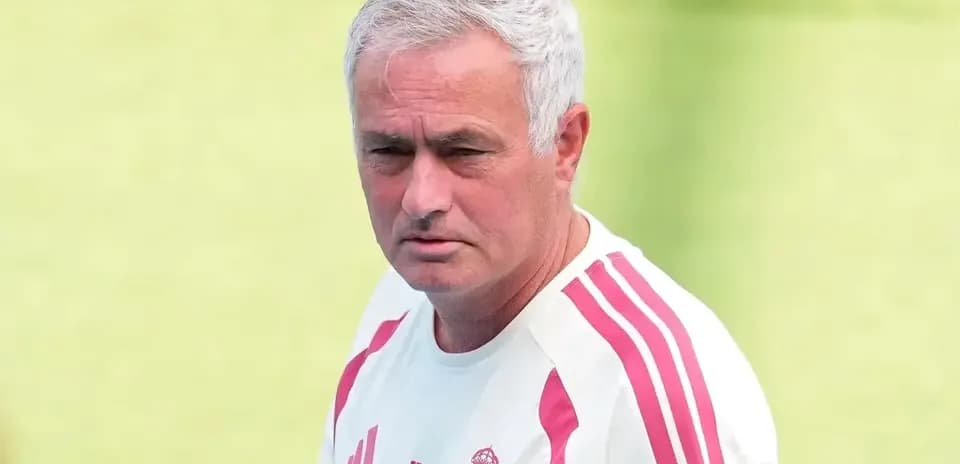 Entrenador en sesión de entrenamiento del equipo