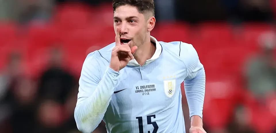 Jugador celebrando con gesto de silencio en el campo
