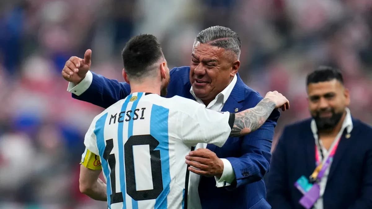 Lionel Messi abrazando a un oficial tras el partido