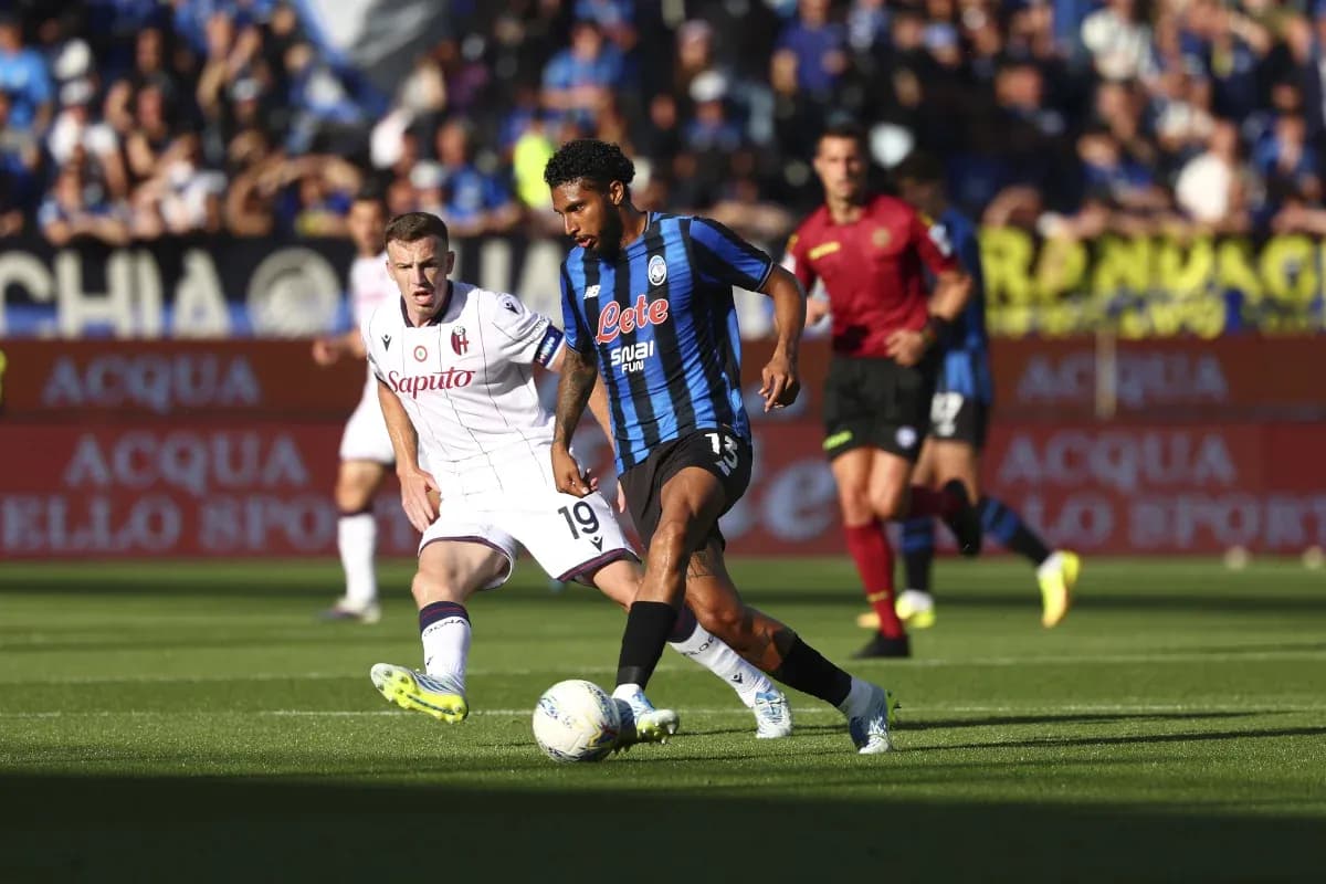 Jugadores de Atalanta y Bologna durante el partido