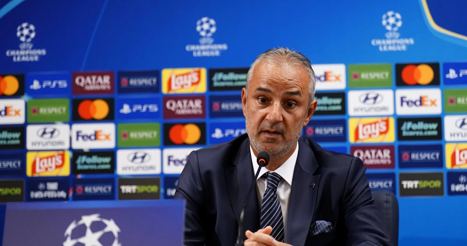 Entrenador hablando en conferencia de prensa Champions League