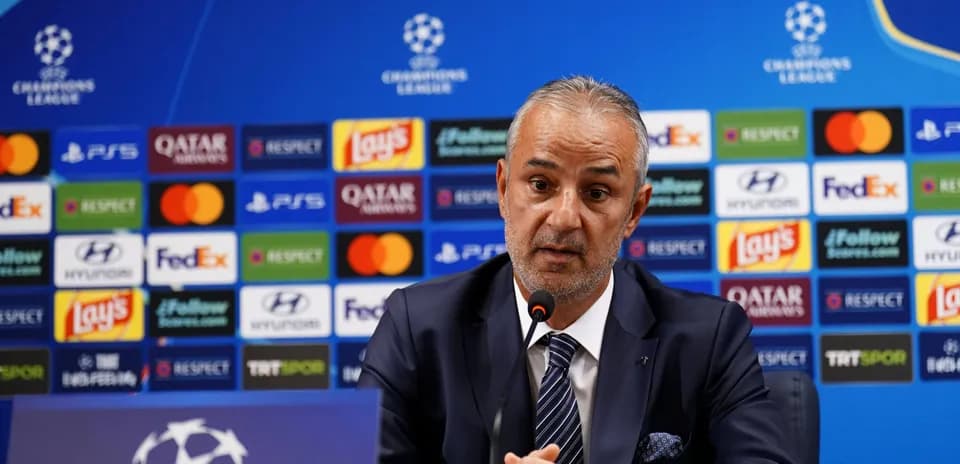 Entrenador hablando en conferencia de prensa Champions League