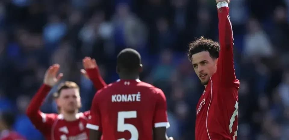 Jugadores de Liverpool saludando a los aficionados