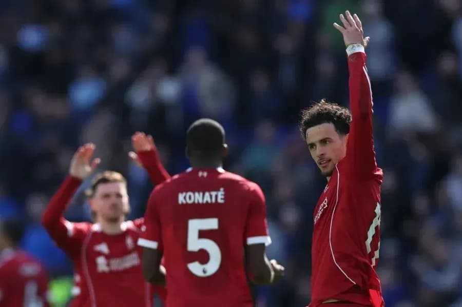 Jugadores de Liverpool saludando a los aficionados