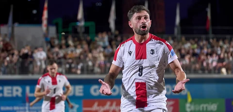 Jugador reclamando una falta en partido de fútbol playa