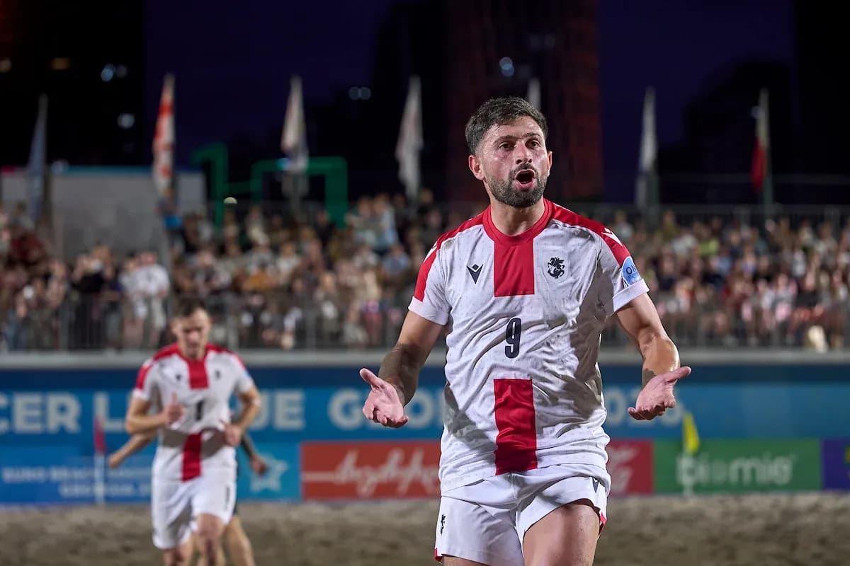 Jugador reclamando una falta en partido de fútbol playa