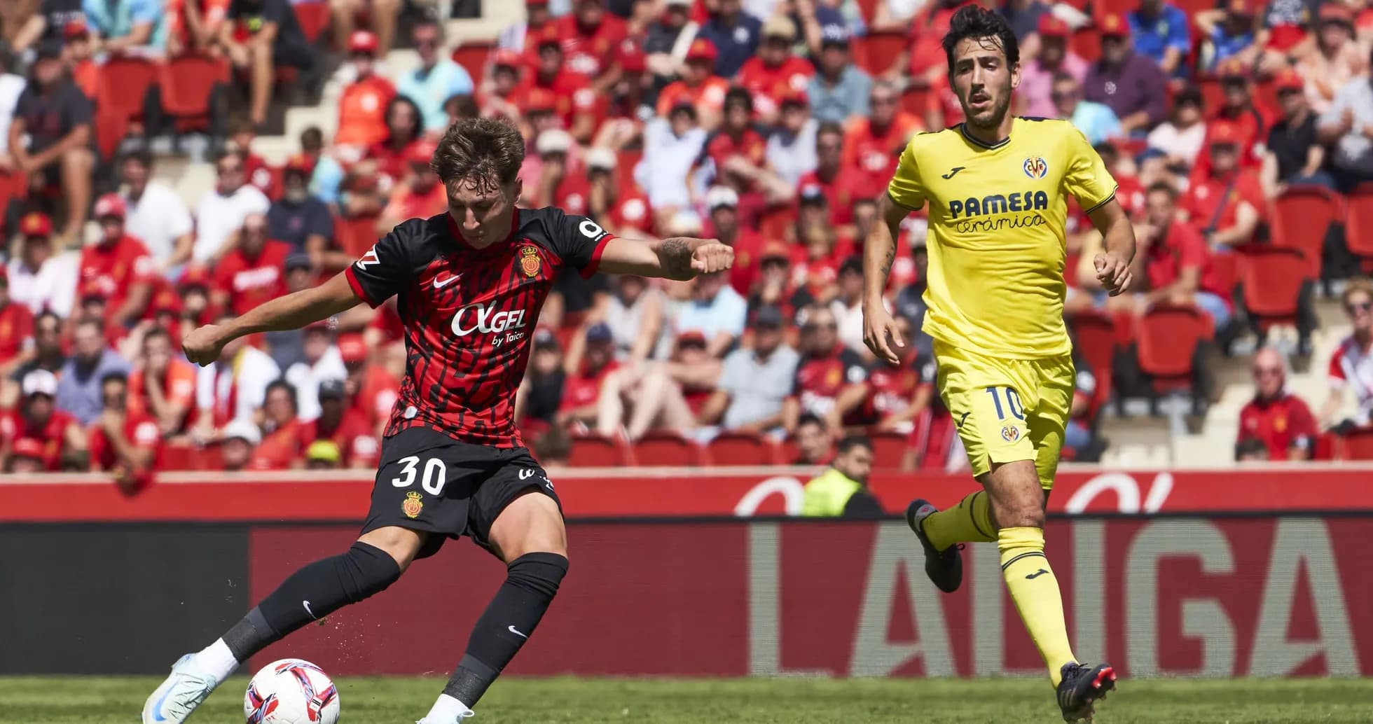 Jugador de Mallorca en acción durante el partido