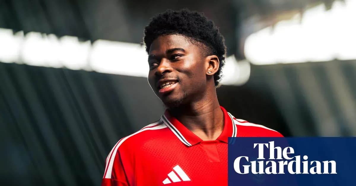 Jugador sonriendo con camiseta roja en fondo oscuro