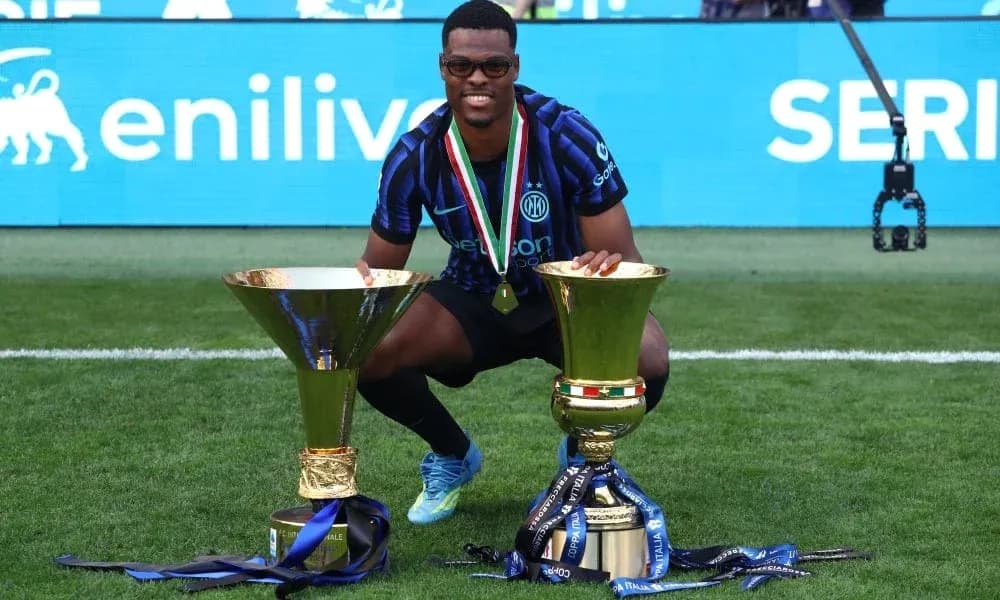 Jugador de Inter de Milán posando con trofeos
