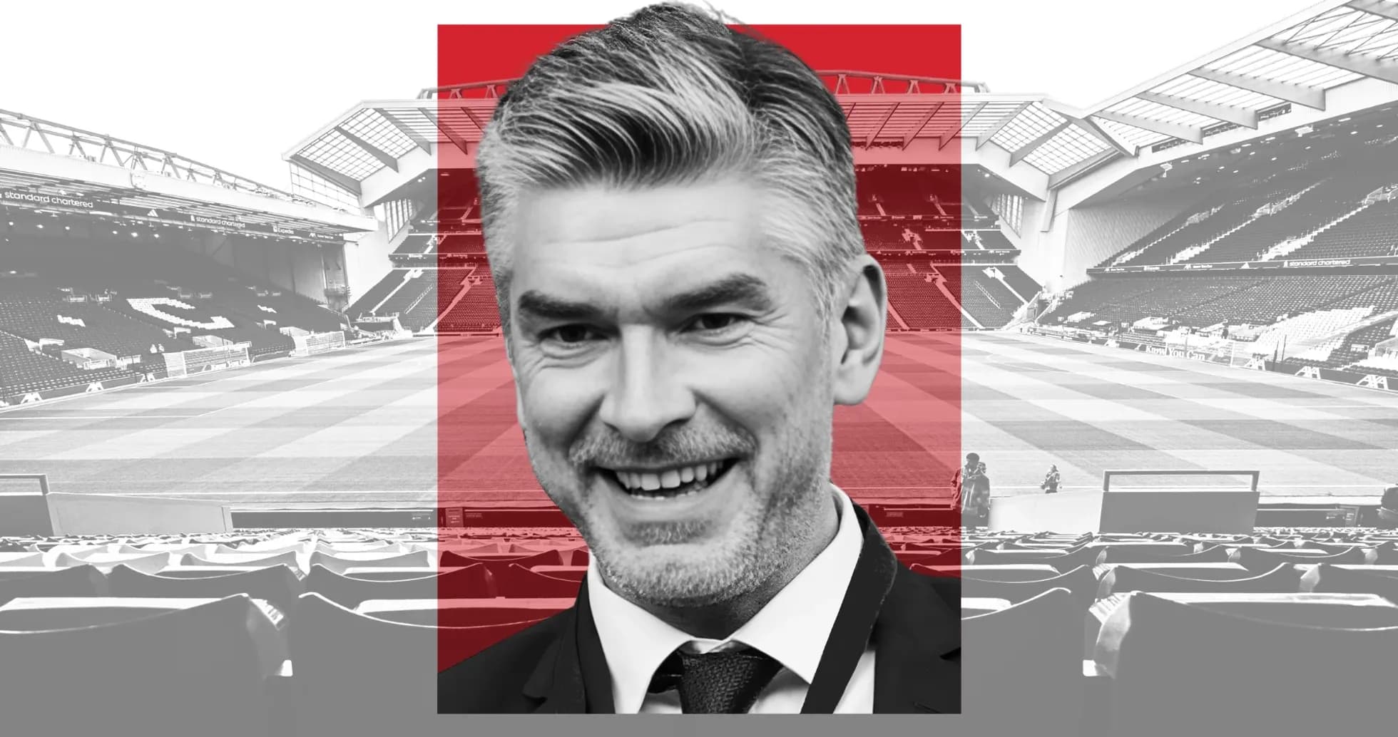 Persona sonriendo frente a un estadio de fútbol