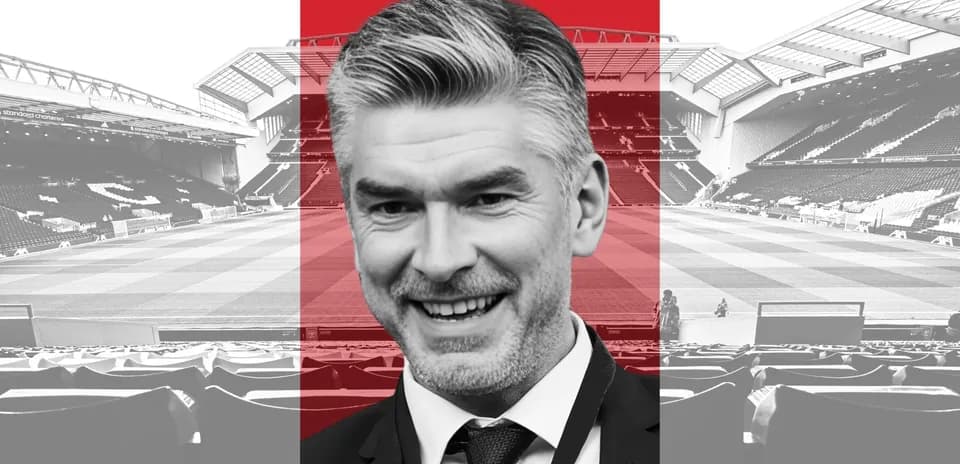Persona sonriendo frente a un estadio de fútbol