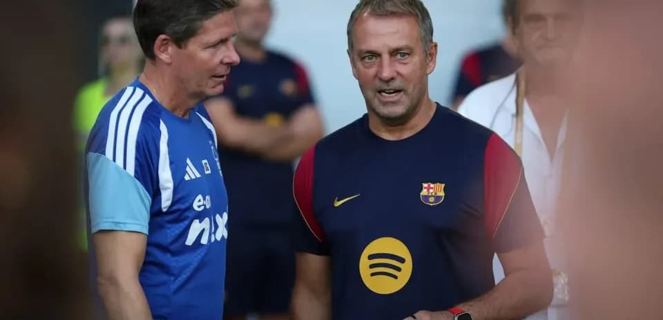 Entrenadores conversando durante entrenamiento de Barcelona