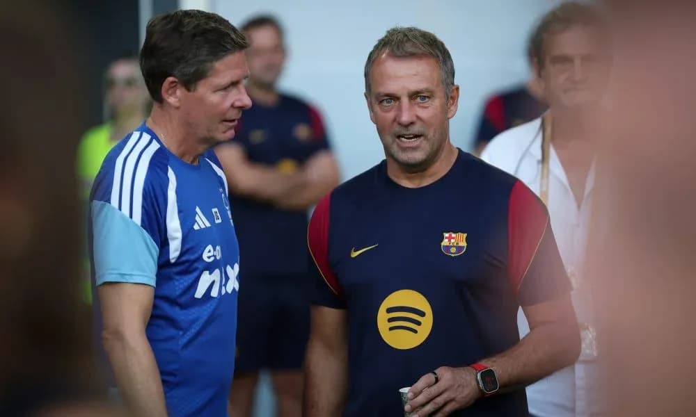 Entrenadores conversando durante entrenamiento de Barcelona