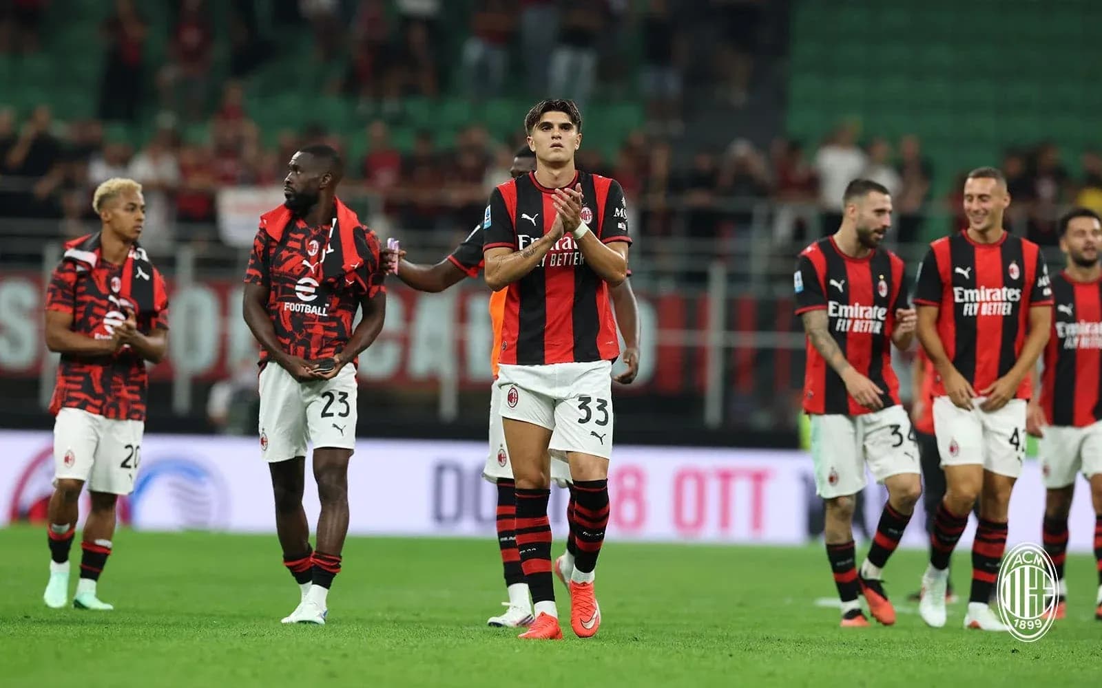 Jugadores de AC Milan en el campo