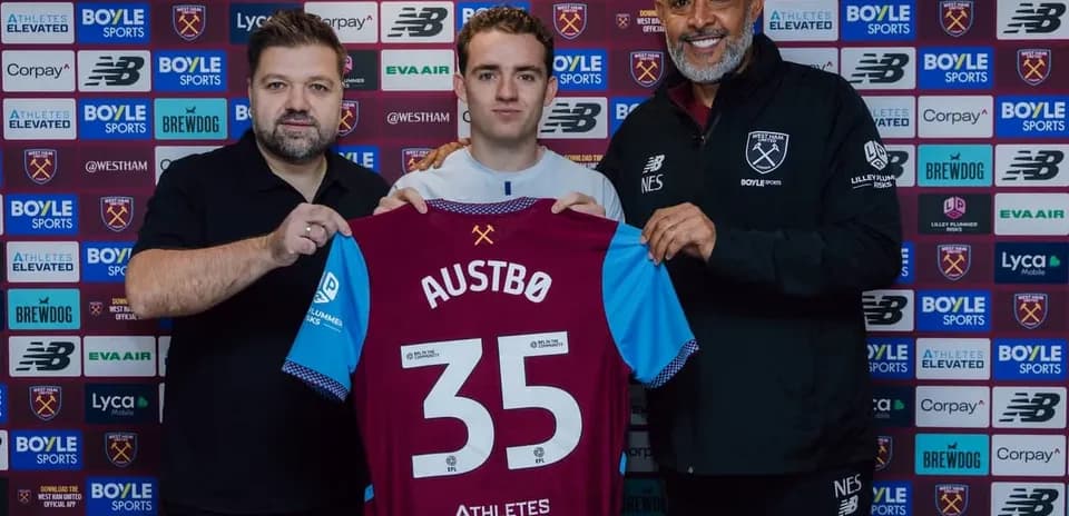 Jugador presenta camiseta con nombre Austbø en conferencia